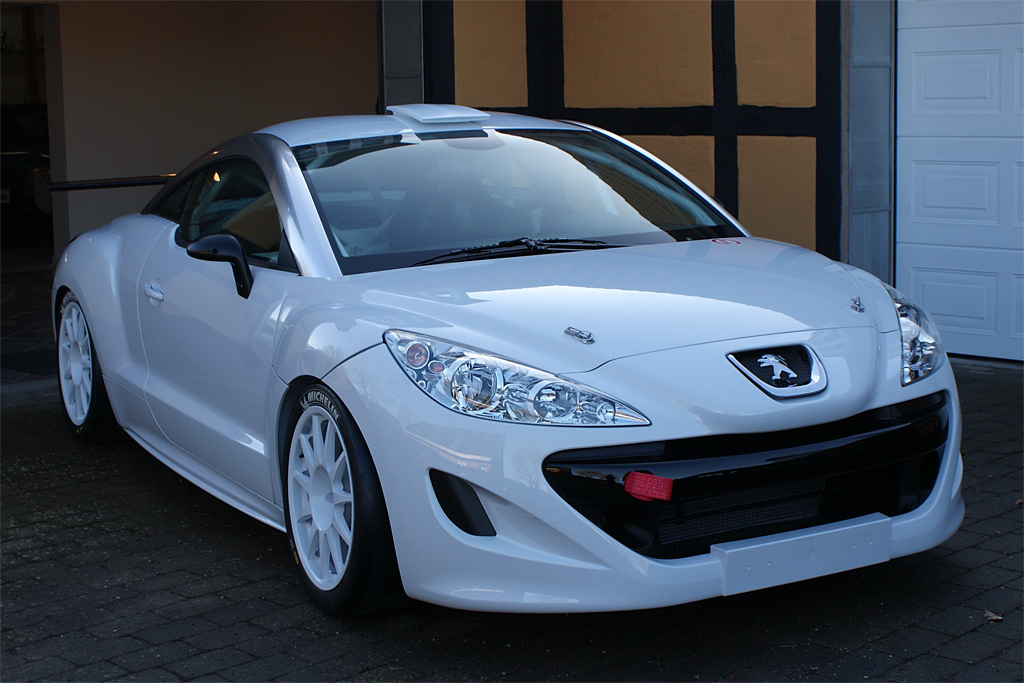 Det er denne Peugeot RCZ, som Kjeld Seidler og Marc Troels Smith giver verdenspremiere